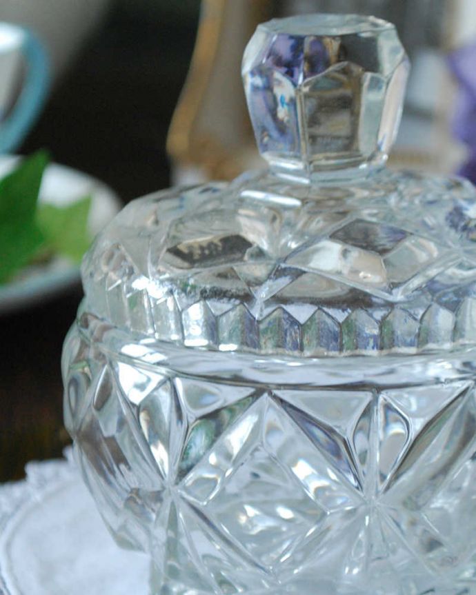 アンティーク 雑貨のガラス小物　アンティーク雑貨　宝石のような優雅な輝きのガラスケース、アンティークプレスドグラス。アンティークのため、多少の欠け・傷がある場合がありますが、使用上問題はありませんので、ご了承下さい。(pg-4569)