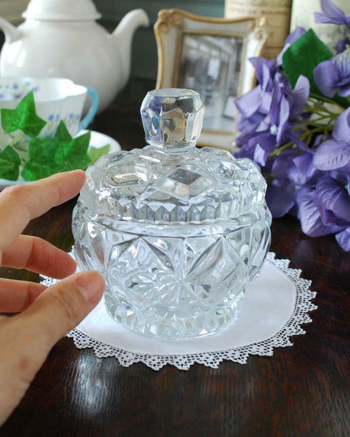 アンティーク 雑貨のガラス小物　アンティーク雑貨　宝石のような優雅な輝きのガラスケース、アンティークプレスドグラス。どこに置いても絵になるガラスのケースです。(pg-4569)