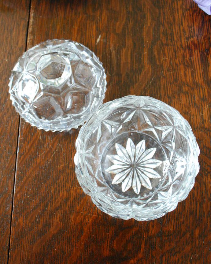 アンティーク 雑貨のガラス小物　アンティーク雑貨　宝石のような優雅な輝きのガラスケース、アンティークプレスドグラス。上から見るとこんな感じです。(pg-4569)