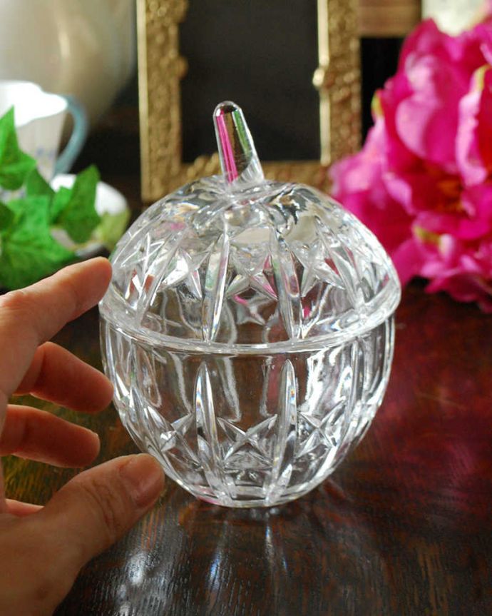 アンティーク 雑貨のガラス小物　アンティーク雑貨　フルーツみたいな可愛いかたち、プレスドグラスのアンティークガラスケース。どこに置いても絵になるガラスのケースです。(pg-4571)