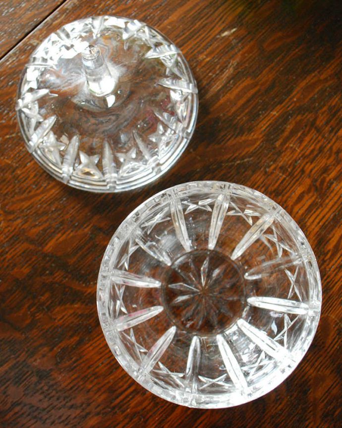 アンティーク 雑貨のガラス小物　アンティーク雑貨　フルーツみたいな可愛いかたち、プレスドグラスのアンティークガラスケース。上から見るとこんな感じです。(pg-4571)