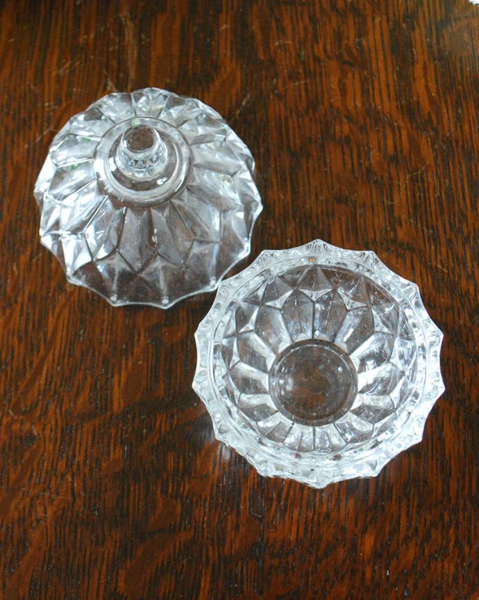 アンティーク 雑貨のガラス小物　アンティーク雑貨　果物みたいに可愛らしいデザイン、プレスドグラスのアンティークガラスケース。上から見るとこんな感じです。(pg-4573)