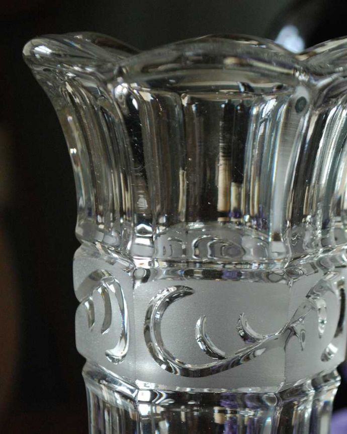 アンティーク 雑貨のガラス小物　アンティーク雑貨　すりガラスのような加工が上品なフラワーベース（花器）、脚付のプレスドグラス。普段の生活にパッと華を添えてくれるアンティーク気軽に使えるアンティークのプレスドグラスの中で、もっとも英国らしいアイテムの花器。(pg-4577)