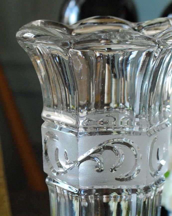アンティーク 雑貨のガラス小物　アンティーク雑貨　アンティークガラスのキレイなフラワーベース（花器）、脚付のプレスドグラス。アンティークのため、多少の欠け・傷がある場合がありますが、使用上問題はありませんので、ご了承下さい。(pg-4578)