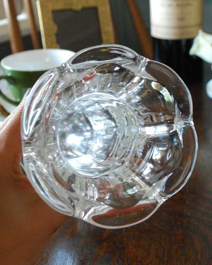 アンティーク 雑貨のガラス小物　アンティーク雑貨　アンティークガラスのキレイなフラワーベース（花器）、脚付のプレスドグラス。上から見るとこんな感じです。(pg-4578)