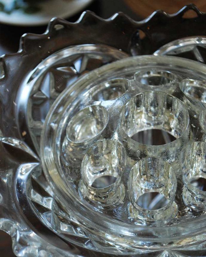 アンティーク 雑貨のガラス小物　アンティーク雑貨　活けやすいガラス留め付きのフラワーベース、ゴージャスなアンティークプレスドグラス。アンティークのため、多少の欠け・傷がある場合がありますが、使用上問題はありませんので、ご了承下さい。(pg-4579)