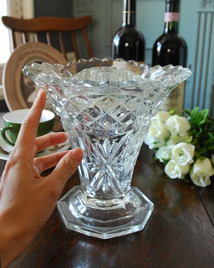 アンティーク 雑貨のガラス小物　アンティーク雑貨　活けやすいガラス留め付きのフラワーベース、ゴージャスなアンティークプレスドグラス。飾るだけで絵になる美しさ。(pg-4579)