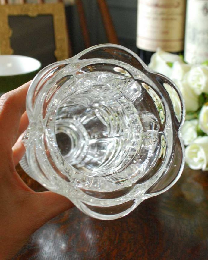 アンティーク 雑貨のガラス小物　アンティーク雑貨　アンティークのガラス雑貨、きらきら輝くシルエットのフラワーベース（花器）。上から見るとこんな感じです。(pg-4580)