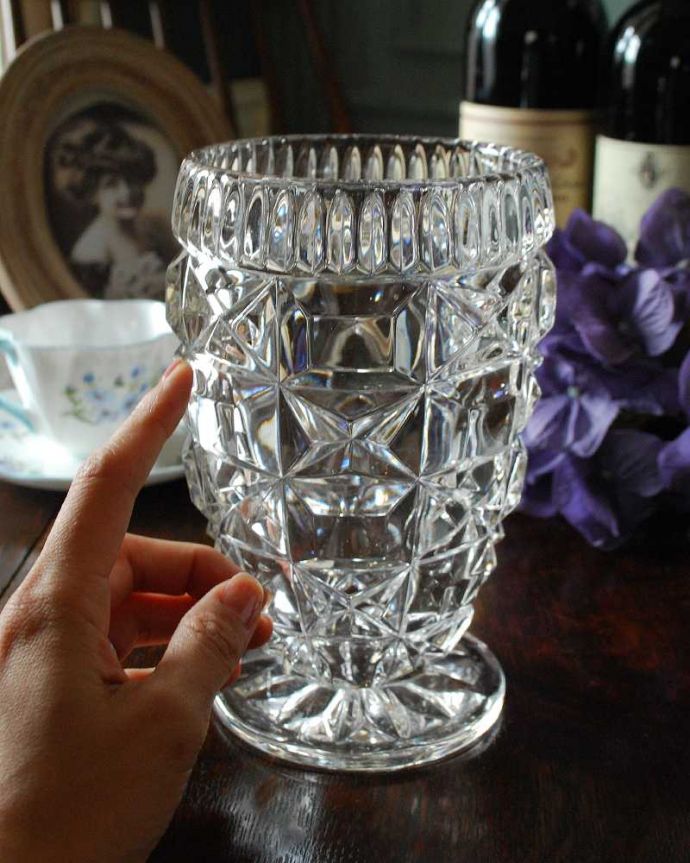 アンティーク 雑貨のガラス小物　アンティーク雑貨　テーブルや窓辺に飾れるフラワーベース（花器）、英国アンティークのプレスドグラス。置くだけで華やかな雰囲気大きなサイズの花器は、お家に1つは欲しいアイテム。(pg-4581)