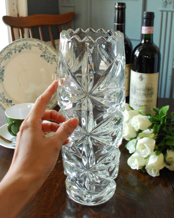 アンティーク 雑貨のガラス小物　アンティーク雑貨　華やかなカッティングが素敵なアンティークガラスのフラワーベース（プレスドグラス）。置くだけで華やかな雰囲気大きなサイズの花器は、お家に1つは欲しいアイテム。(pg-4584)