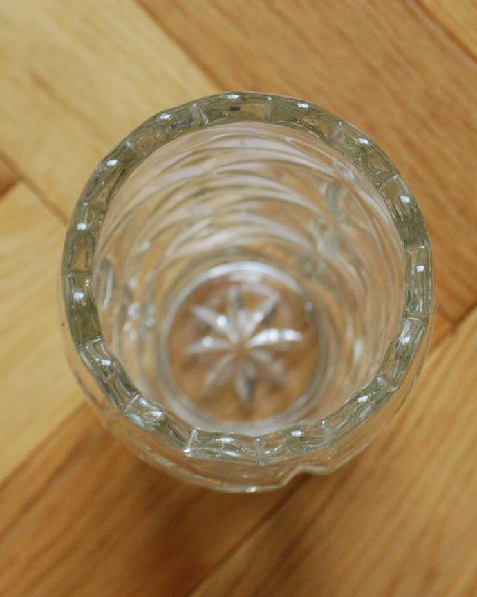 アンティーク 雑貨のガラス小物　アンティーク雑貨　華やかなカッティングが素敵なアンティークガラスのフラワーベース（プレスドグラス）。上からのぞいて見ると･･･アンティークなので多少のキズ・欠けがある場合がありますが、使用上問題はありませんので、ご了承下さい。(pg-4584)