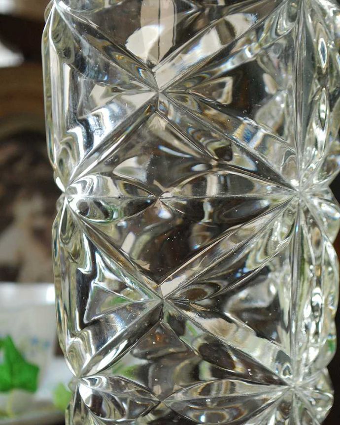 アンティーク 雑貨のガラス小物　アンティーク雑貨　ゴージャスな型押し模様がキラキラ輝くフラワーベース、アンティークのプレスドグラス。光が入るとキラキラと輝きますサイズが大きなプレスドグラスは、より太陽の光を反射してキラキラと輝きます。(pg-4585)