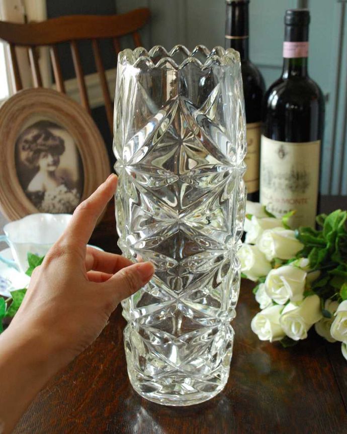 アンティーク 雑貨のガラス小物　アンティーク雑貨　ゴージャスな型押し模様がキラキラ輝くフラワーベース、アンティークのプレスドグラス。置くだけで華やかな雰囲気大きなサイズの花器は、お家に1つは欲しいアイテム。(pg-4585)