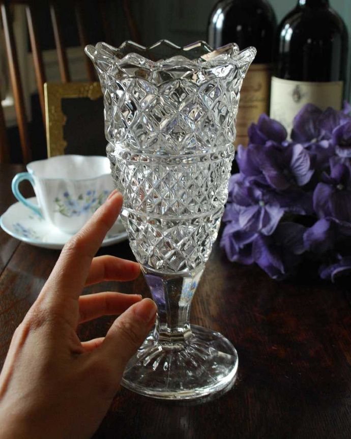 アンティーク 雑貨のガラス小物　アンティーク雑貨　お花の美しさを際立てる、縁どりが可愛いフラワーベース（花器）プレスドグラス。飾るだけで絵になる美しさ。(pg-4588)