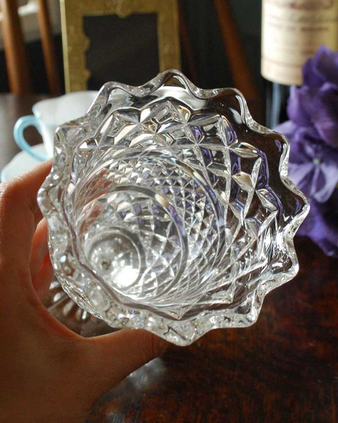 アンティーク 雑貨のガラス小物　アンティーク雑貨　お花の美しさを際立てる、縁どりが可愛いフラワーベース（花器）プレスドグラス。上から見るとこんな感じです。(pg-4588)
