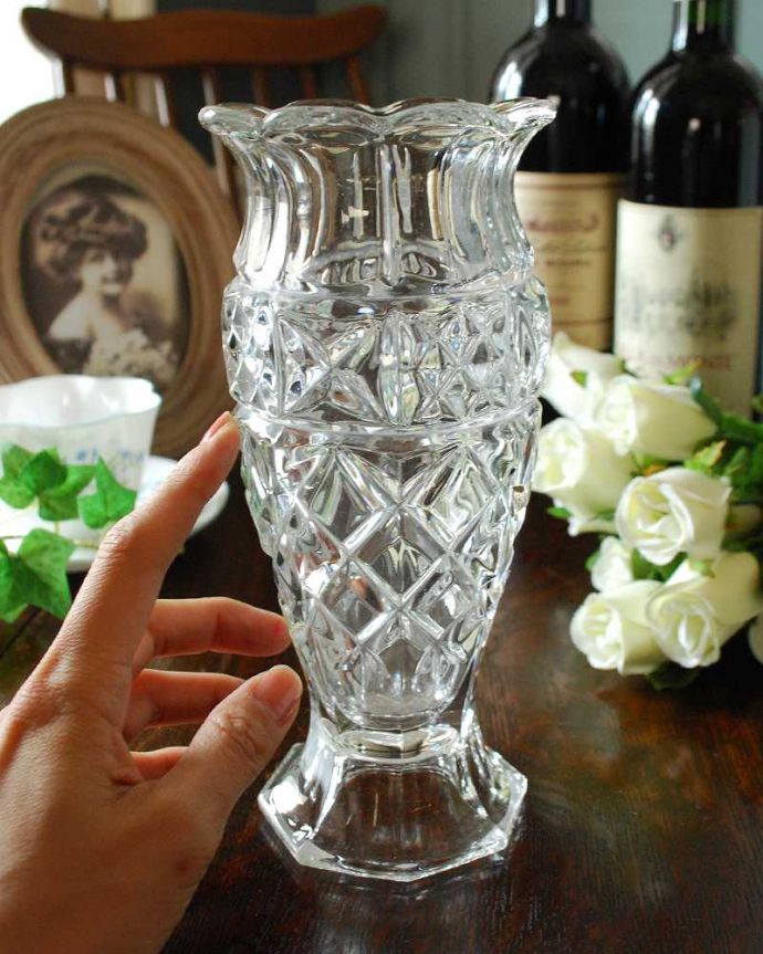 アンティーク 雑貨のガラス小物　アンティーク雑貨　お花のような縁どりが真上から見ても可愛い、脚付きのガラスフラワーベース（花器）プレスドグラス。飾るだけで絵になる美しさ。(pg-4589)