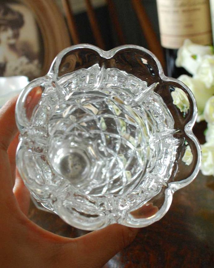 アンティーク 雑貨のガラス小物　アンティーク雑貨　お花のような縁どりが真上から見ても可愛い、脚付きのガラスフラワーベース（花器）プレスドグラス。上から見るとこんな感じです。(pg-4589)