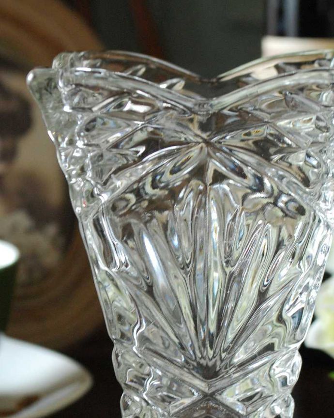 アンティーク 雑貨のガラス小物　アンティーク雑貨　スクエア形がお洒落なデザインのプレスドグラス、アンティークのフラワーベース。普段の生活にパッと華を添えてくれるアンティーク気軽に使えるアンティークのプレスドグラスの中で、もっとも英国らしいアイテムの花器。(pg-4590)