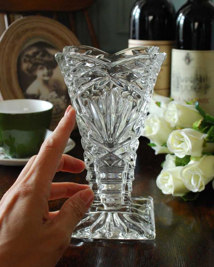 アンティーク 雑貨のガラス小物　アンティーク雑貨　スクエア形がお洒落なデザインのプレスドグラス、アンティークのフラワーベース。キラキラ輝く美しさ置いておくだけでも絵になるデザイン。(pg-4590)