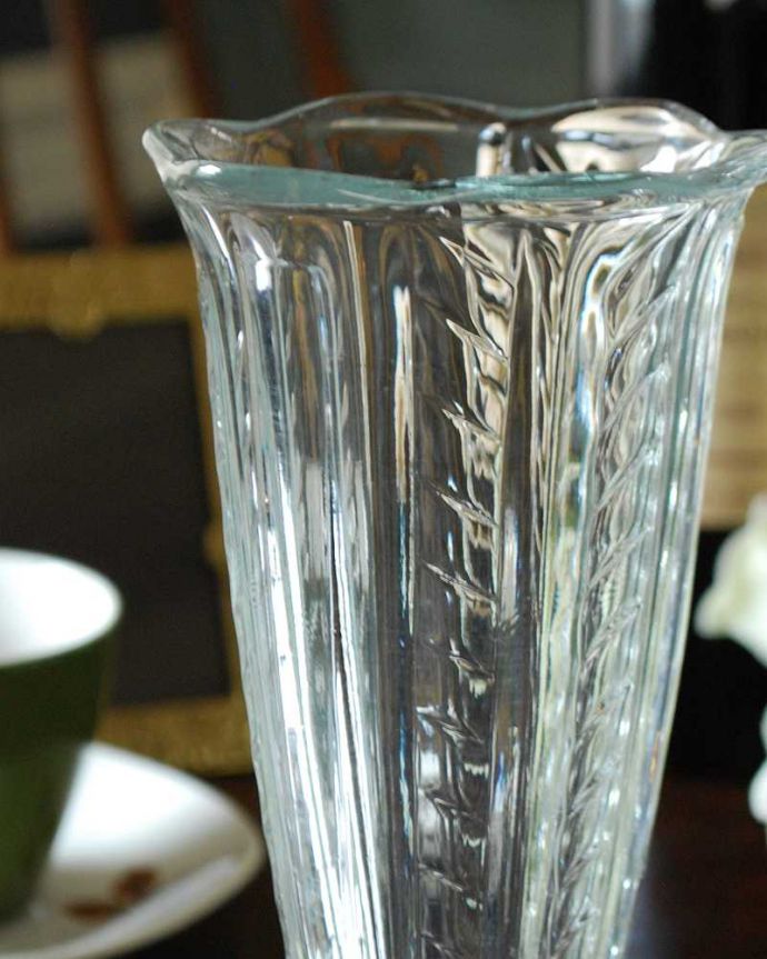 アンティーク 雑貨のガラス小物　アンティーク雑貨　シンプルで美しい一輪挿し、プレスドグラスのアンティークフラワーベース。普段の生活にパッと華を添えてくれるアンティーク気軽に使えるアンティークのプレスドグラスの中で、もっとも英国らしいアイテムの花器。(pg-4591)