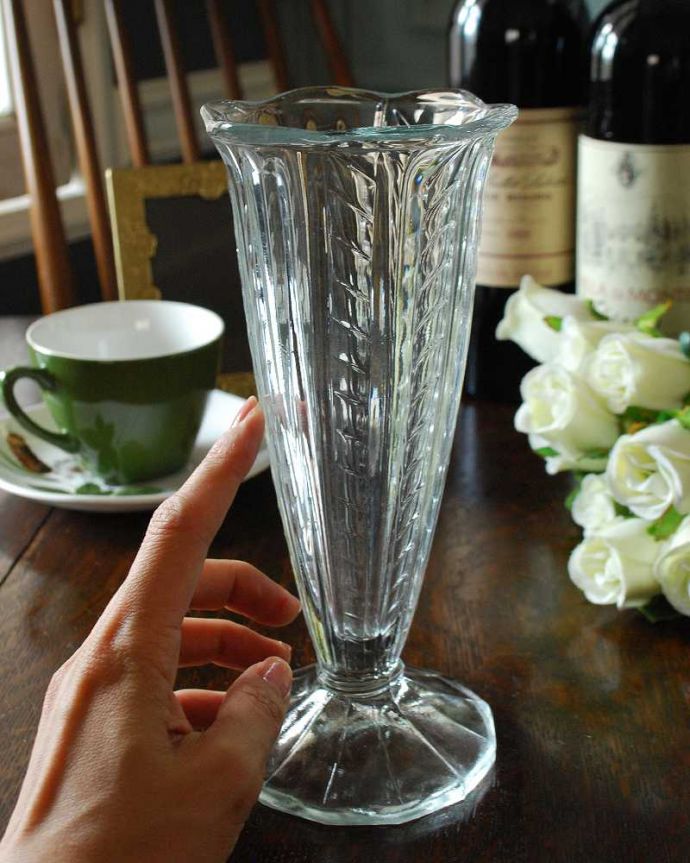 アンティーク 雑貨のガラス小物　アンティーク雑貨　シンプルで美しい一輪挿し、プレスドグラスのアンティークフラワーベース。キラキラ輝く美しさ置いておくだけでも絵になるデザイン。(pg-4591)