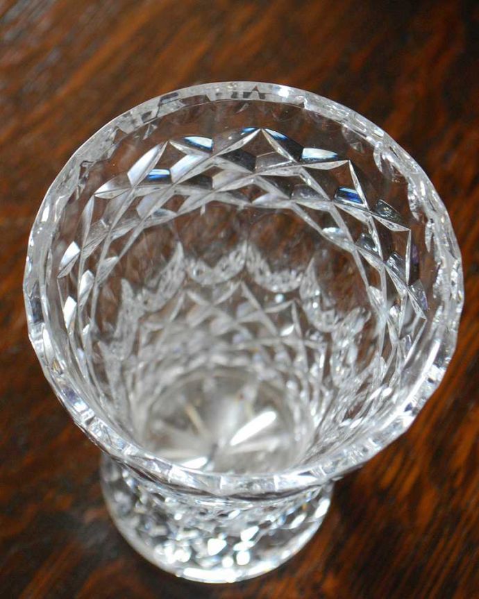 アンティーク 雑貨のガラス小物　アンティーク雑貨　アンティークのキラキラ輝く1輪挿し、カッティングがとっても可愛いフラワーベース。上から見るとこんな感じです。(pg-4592)