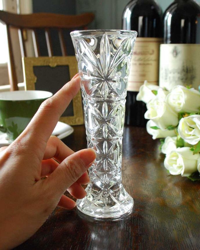 アンティーク 雑貨のガラス小物　アンティーク雑貨　アンティークガラスの細長くてキレイなフラワーベース（花器）、プレスドグラス。１輪挿しにもオススメです。(pg-4593)