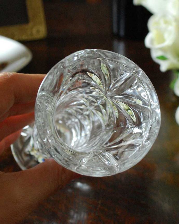 アンティーク 雑貨のガラス小物　アンティーク雑貨　アンティークガラスの細長くてキレイなフラワーベース（花器）、プレスドグラス。上から見るとこんな感じです。(pg-4593)