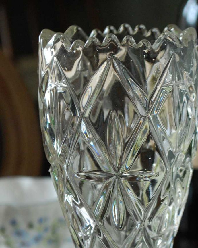 アンティーク 雑貨のガラス小物　アンティーク雑貨　イギリスアンティークのプレスドグラス、お花がふんわり開いたような可愛いフラワーベース。普段の生活にパッと華を添えてくれるアンティーク気軽に使えるアンティークのプレスドグラスの中で、もっとも英国らしいアイテムの花器。(pg-4594)
