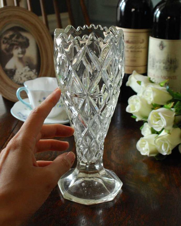 アンティーク 雑貨のガラス小物　アンティーク雑貨　イギリスアンティークのプレスドグラス、お花がふんわり開いたような可愛いフラワーベース。キラキラ輝く美しさ置いておくだけでも絵になるデザイン。(pg-4594)