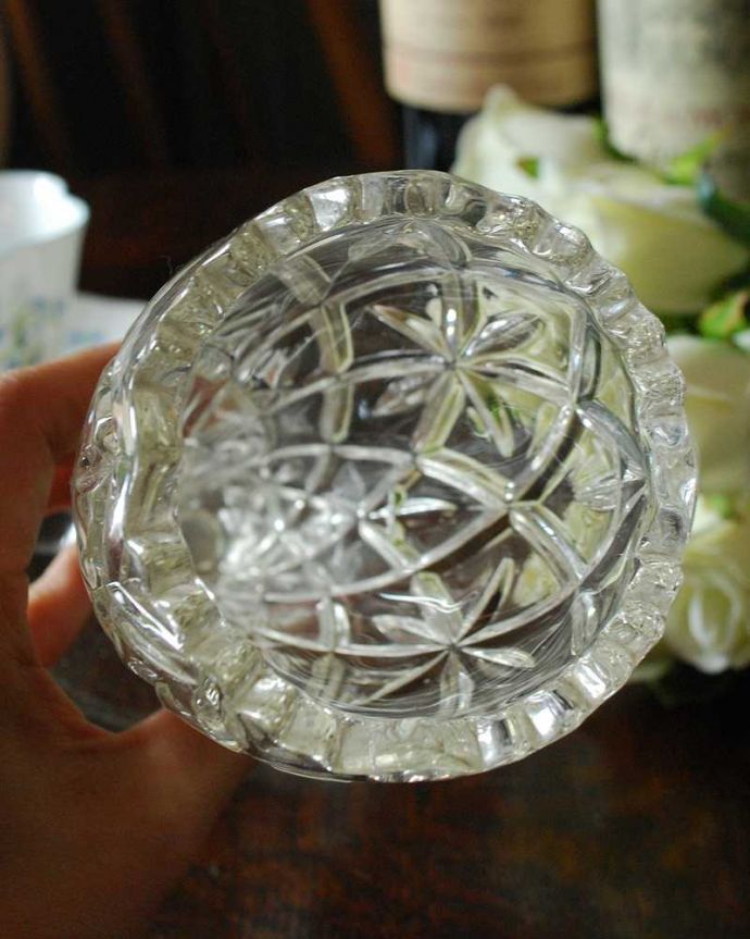 アンティーク 雑貨のガラス小物　アンティーク雑貨　イギリスアンティークのプレスドグラス、お花がふんわり開いたような可愛いフラワーベース。上から見て中をチェックアンティークなので多少の欠けやキズがある場合がありますが、使用上問題ありませんのでご了承下さい。(pg-4594)