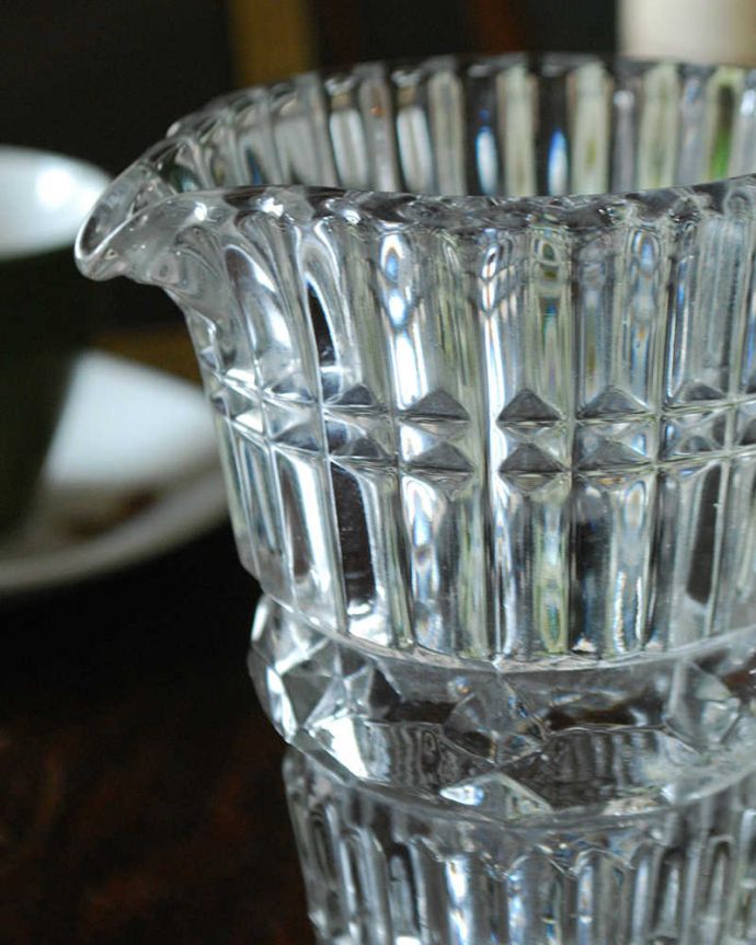 アンティーク 雑貨のガラス小物　アンティーク雑貨　テーブルを華やかに飾るカッティングのガラスピッチャー（アンティークプレスドグラス）。お茶の時間に欠かせないミルクピッチャーミルクティーが大好きな英国人が作ったガラスのミルクピッチャーは、たっぷりミルクが注げるようにサイズが大きめです。(pg-4598)
