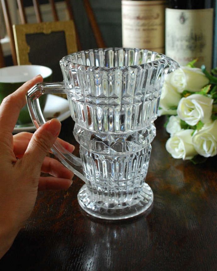 アンティーク 雑貨のガラス小物　アンティーク雑貨　テーブルを華やかに飾るカッティングのガラスピッチャー（アンティークプレスドグラス）。持ち手もしっかり付いています昔と同じようにミルクを入れて使うのはもちろん使い方は自由自在。(pg-4598)