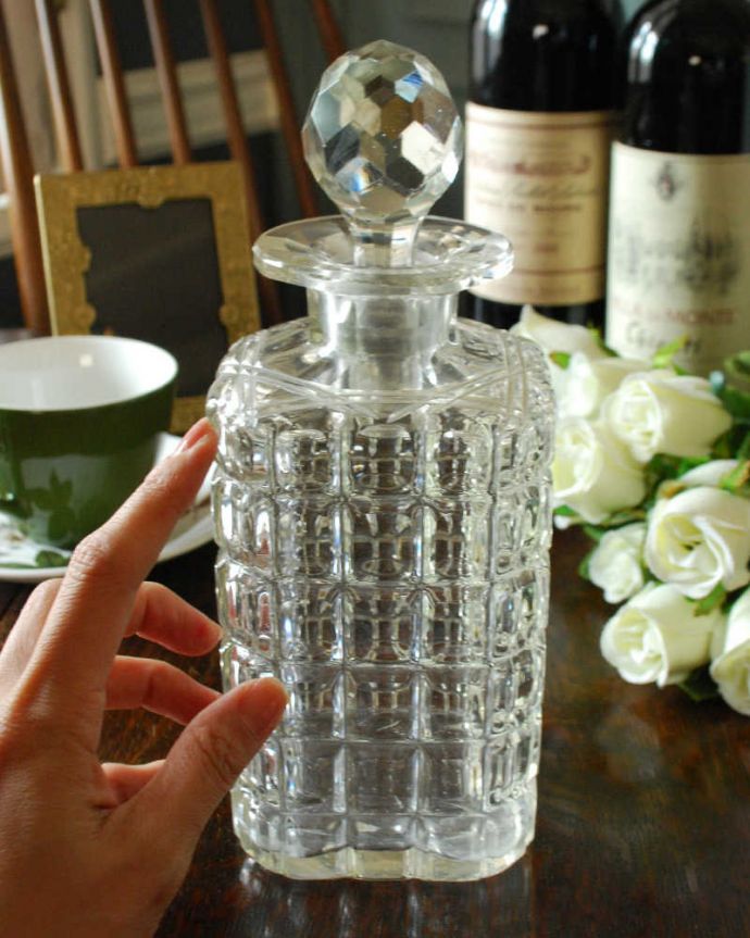 アンティーク 雑貨のガラス小物　アンティーク雑貨　素敵なプレスドグラス、お姫様のアンティーク香水ボトル（フレグランスボトル）。どこに置いても華やかなフレグランスボトルです。(pg-4602)