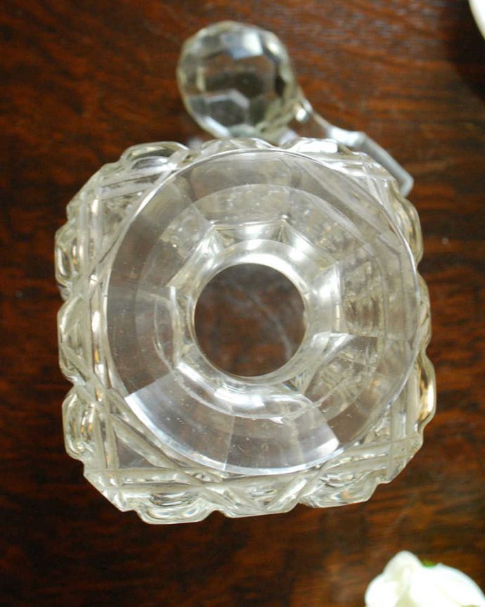 アンティーク 雑貨のガラス小物　アンティーク雑貨　素敵なプレスドグラス、お姫様のアンティーク香水ボトル（フレグランスボトル）。上から見るとこんな感じです。(pg-4602)