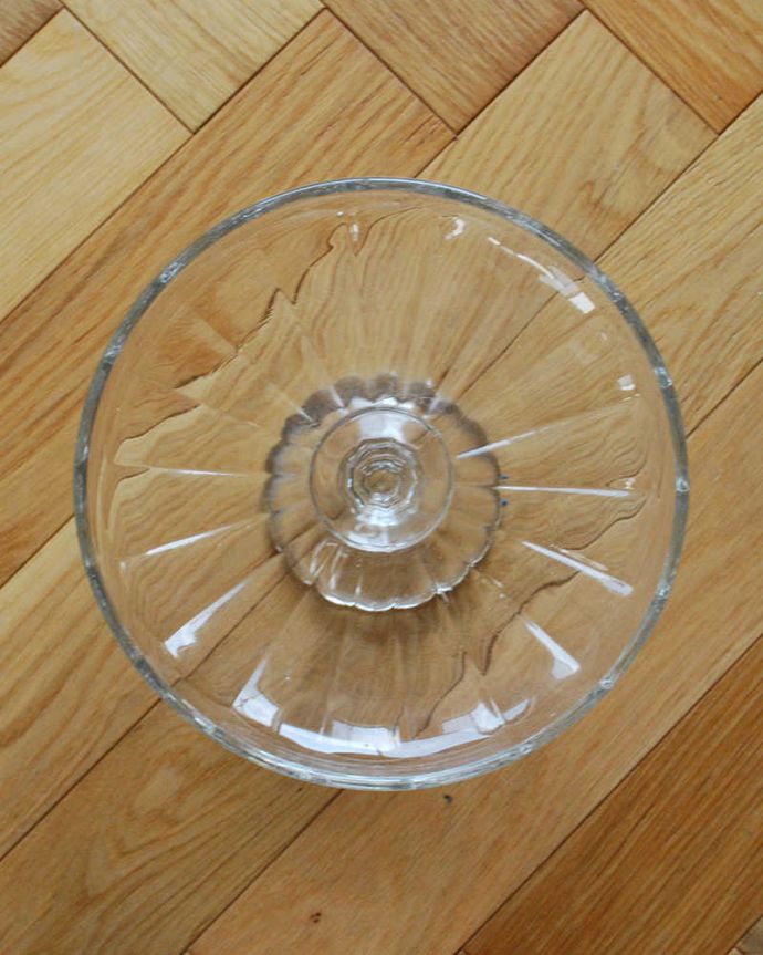 アンティーク 雑貨のガラス小物　アンティーク雑貨　スタンドが美しいプレスドグラスのガラスコンポート、アンティークのケーキスタンド。上から見るとこんな感じです。(pg-4603)