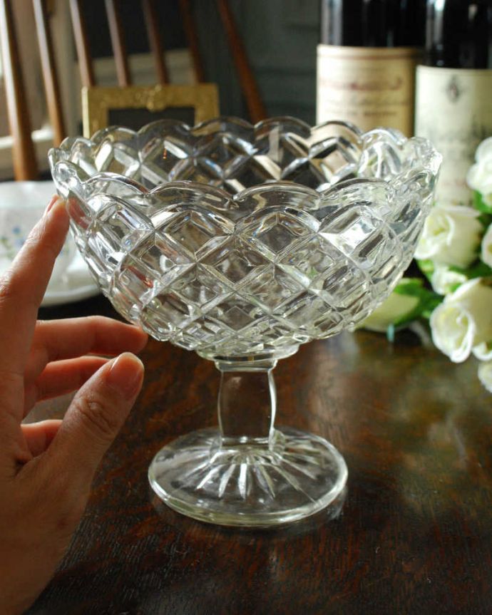 アンティーク 雑貨のガラス小物　アンティーク雑貨　丸い縁取りとカッティングが美しいアンティークプレスドグラス（デザートグラス）。光が当たるときらきら輝き、置くだけでテーブルの上が華やかになります。(pg-4604)