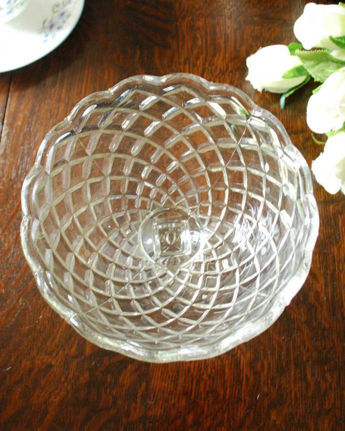 アンティーク 雑貨のガラス小物　アンティーク雑貨　丸い縁取りとカッティングが美しいアンティークプレスドグラス（デザートグラス）。上から見るとこんな感じです。(pg-4604)