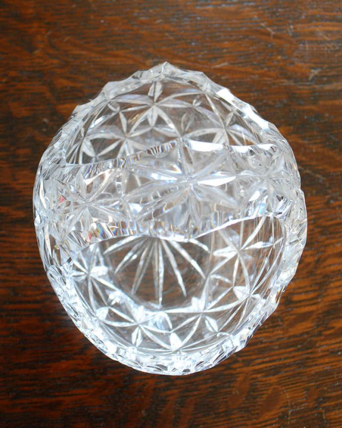 アンティーク 雑貨のガラス小物　アンティーク雑貨　可愛いお花のマルシェカゴ（アンティークプレスドグラス）。上から見るとこんな感じです。(pg-4605)