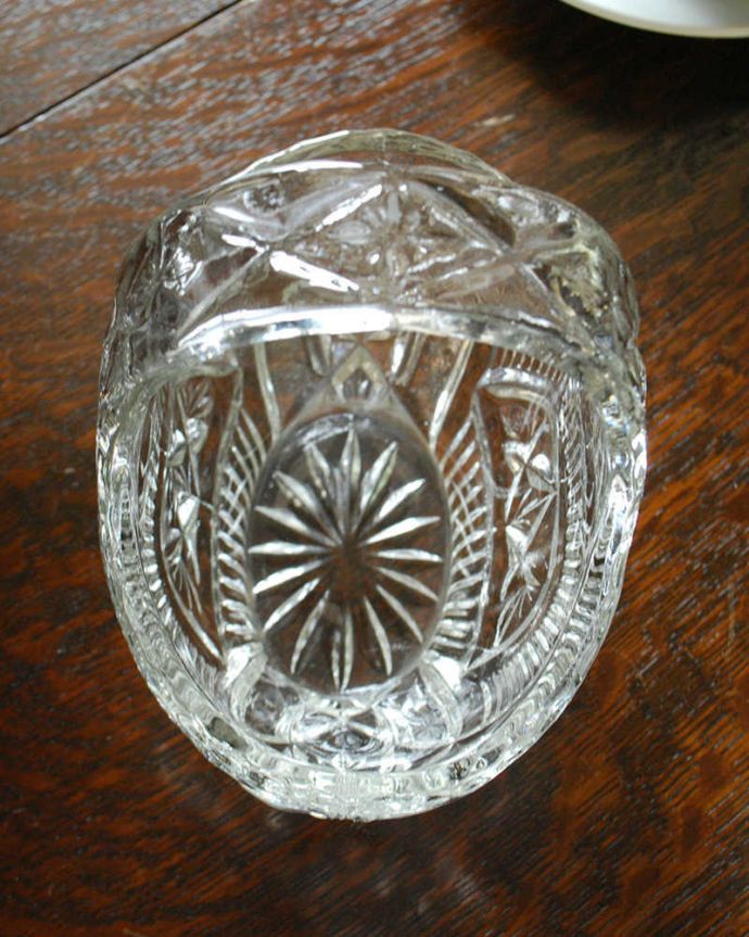 アンティーク 雑貨のガラス小物　アンティーク雑貨　たっぷりと細かく刻まれた模様にうっとりする輝きが特別なアンティークガラスバスケット（プレスドグラス）。上から見るとこんな感じです。(pg-4606)