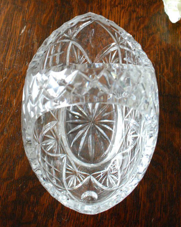 アンティーク 雑貨のガラス小物　アンティーク雑貨　ガラスの小さなマルシェカゴ（バスケット）、輝くアンティークプレスドグラス。上から見るとこんな感じです。(pg-4607)