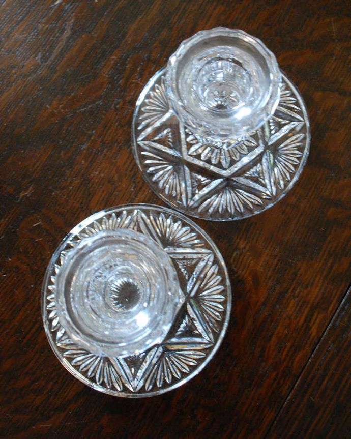 アンティーク 雑貨のガラス小物　アンティーク雑貨　贅沢なほどのカッティング、アンティークプレスドグラスのキャンドルスタンドセット。上から見るとこんな感じです。(pg-4608)