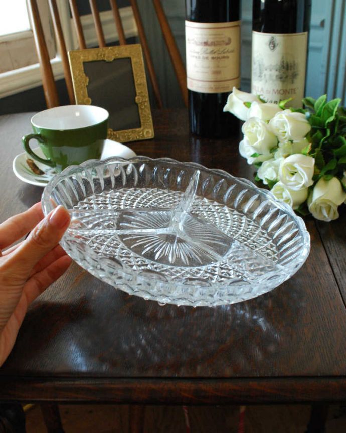 アンティーク 雑貨のガラス小物　アンティーク雑貨　イギリスのアンティークプレスドグラスのトレー、便利な仕切り付きプレート。爽やかなカッティングがインテリアのアクセントになります。(pg-4615)