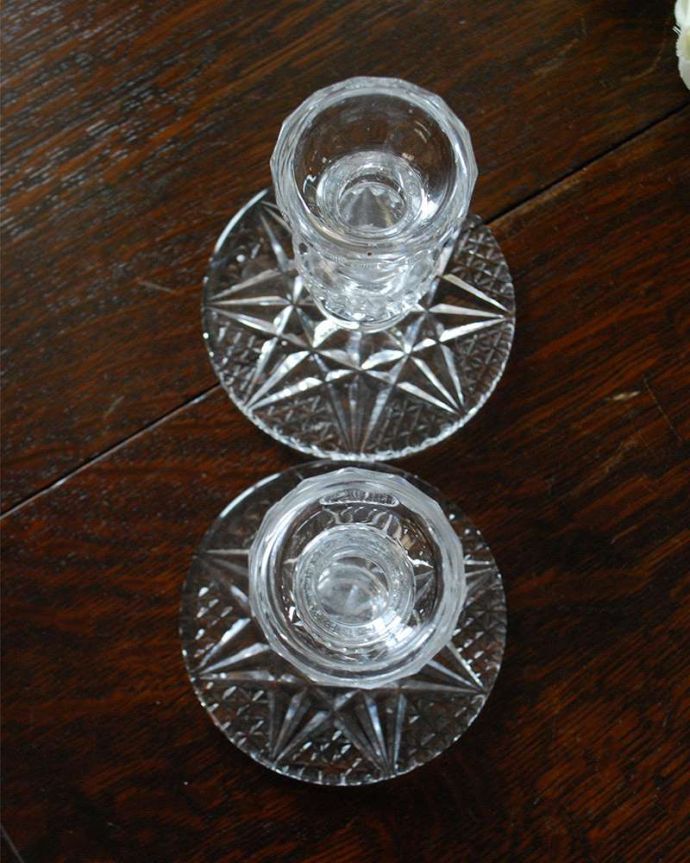 アンティーク 雑貨のガラス小物　アンティーク雑貨　輝くガラスのキャンドルスタンド、英国アンティークのプレスドグラス。上から見るとこんな感じです。(pg-4616)