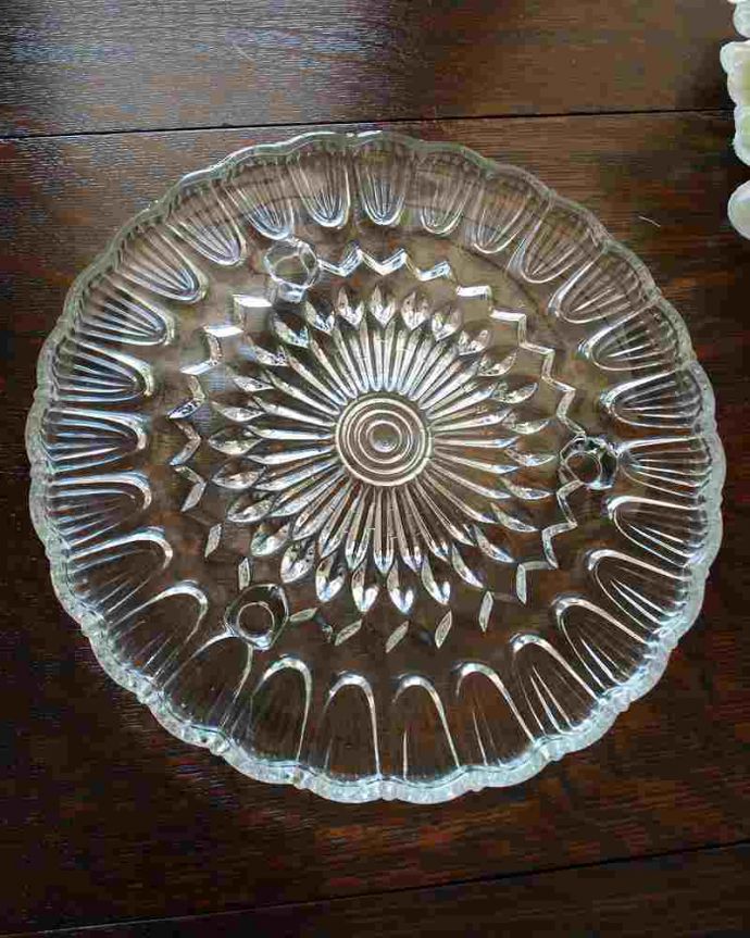 アンティーク 雑貨のガラス小物　アンティーク雑貨　ちょこんと小さな足が付いた、華やかなアンティークのプレスドグラスのプレート。食事の時間を楽しく過ごすために作られた器貴重だったガラスがプレスドグラスの発達によって気軽に手に入るようになった時代に作られたテーブルウェア。(pg-4618)