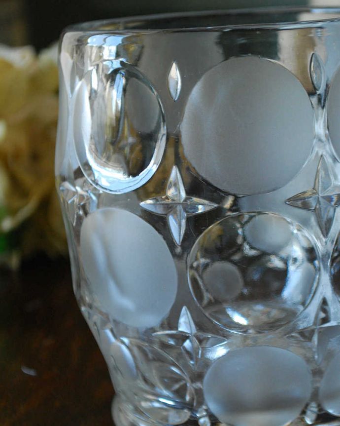 アンティーク 雑貨のガラス小物　アンティーク雑貨　アンティークガラスのフラワーベース、水玉が可愛いオブジェのようなプレスドグラス。アンティークのため、多少の欠け・傷がある場合がありますが、使用上問題はありませんので、ご了承下さい。(pg-4621)