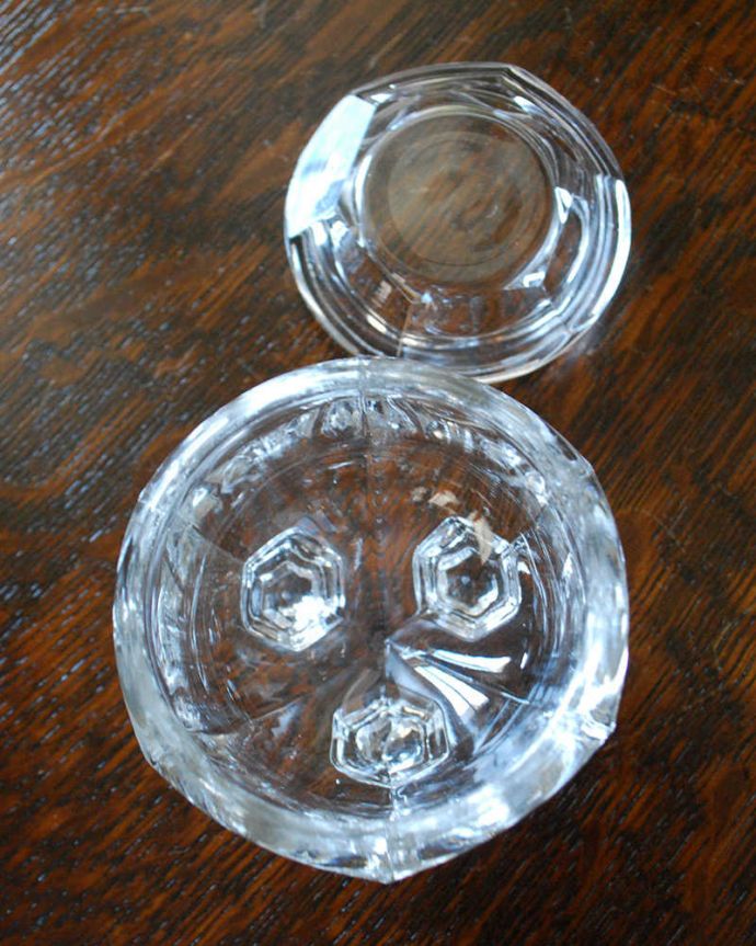 アンティーク 雑貨のガラス小物　アンティーク雑貨　クリアガラスの脚付きアンティークプレスドグラス（ガラスケース）。上から見るとこんな感じです。(pg-4624)