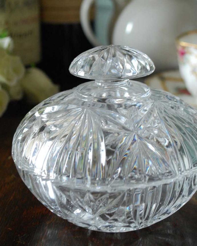 アンティーク 雑貨のガラス小物　アンティーク雑貨　愛らしい丸みのある形の英国アンティークプレスドグラス（ガラスケース）。光を受けて輝くカッティングをお楽しみください。(pg-4627)