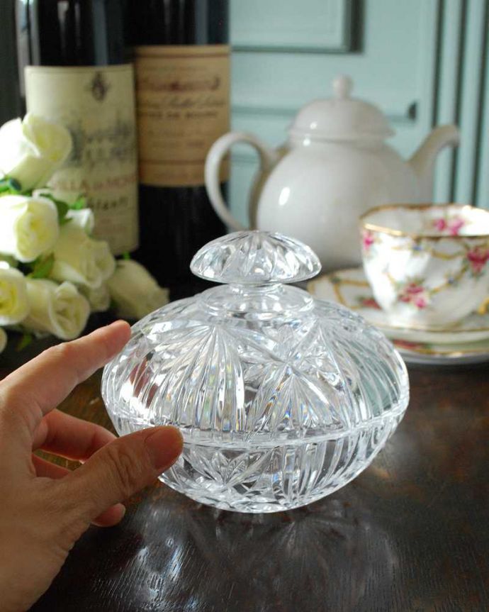 アンティーク 雑貨のガラス小物　アンティーク雑貨　愛らしい丸みのある形の英国アンティークプレスドグラス（ガラスケース）。どこに置いても絵になるガラスのケースです。(pg-4627)