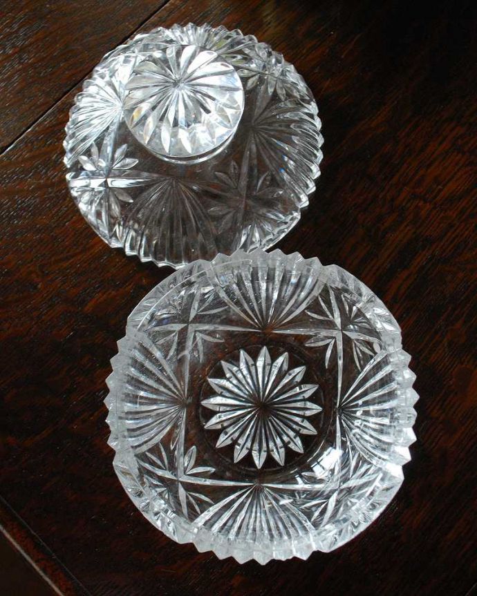 アンティーク 雑貨のガラス小物　アンティーク雑貨　愛らしい丸みのある形の英国アンティークプレスドグラス（ガラスケース）。上から見るとこんな感じです。(pg-4627)